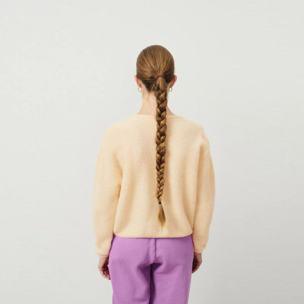 pige i lys gul cardigan