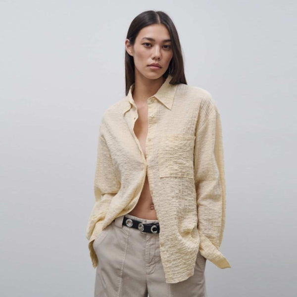 pige i beige skjorte fra Closed