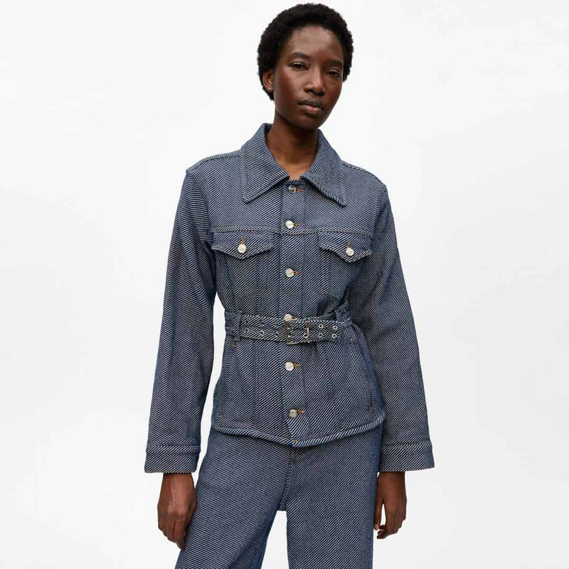 Denimjakke med bælte fra Ganni
