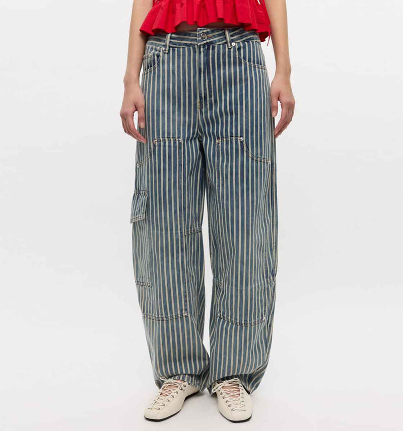pige i blå stribede jeans købt i HAUSFRAU