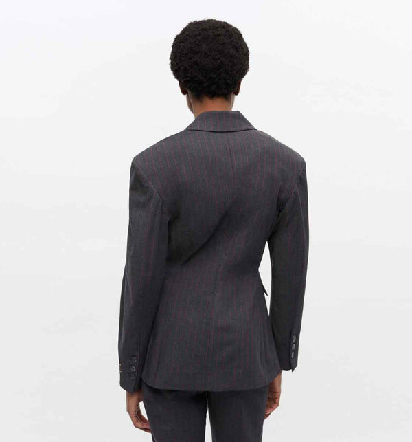 pige i grå pinstripe stribet blazer købt i HAUSFRAU