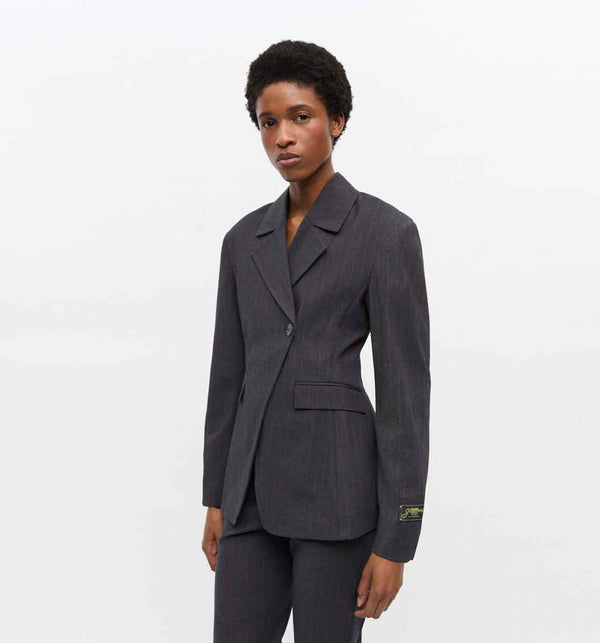 pige i grå pinstripe stribet blazer købt i HAUSFRAU
