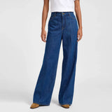 pige i blå jeans