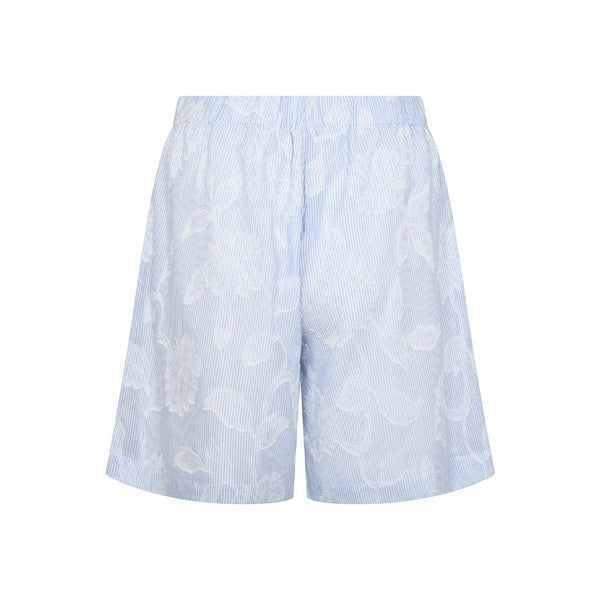 Lyseblå shorts med mønster og striber fra Levete Room i Hausfrau