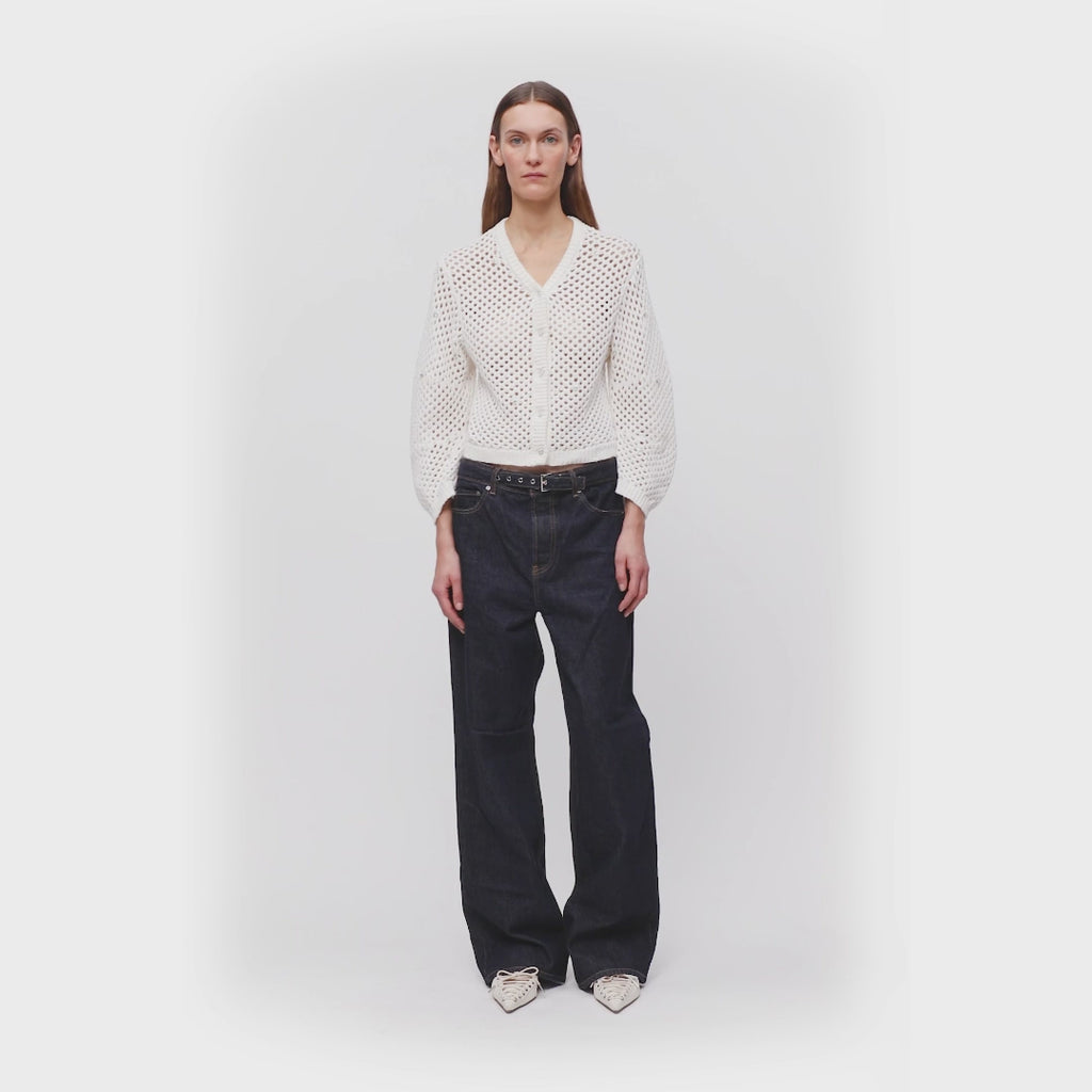 pige i blå jeans og hvid cardigan fra Ganni