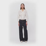 pige i blå jeans og hvid cardigan fra Ganni
