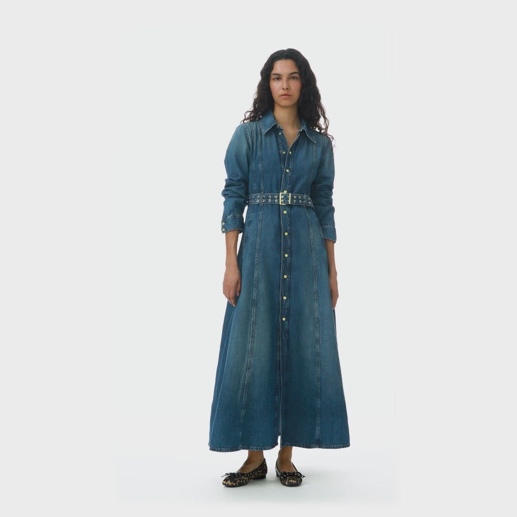 pige i blå lang denim kjole fra Ganni