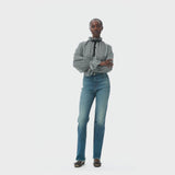 pige i blå jeans med ternet Ganni skjortebluse med bindebånd