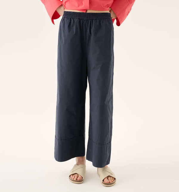 Cropped bukser i navy blå fra Rue de Tokyo