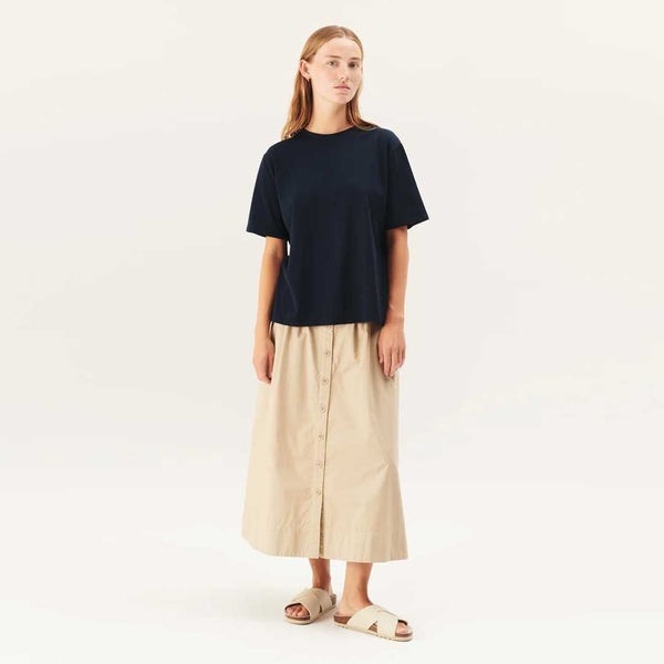pige i beige nederdel 