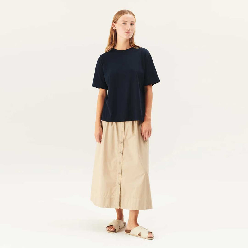 pige i beige nederdel 