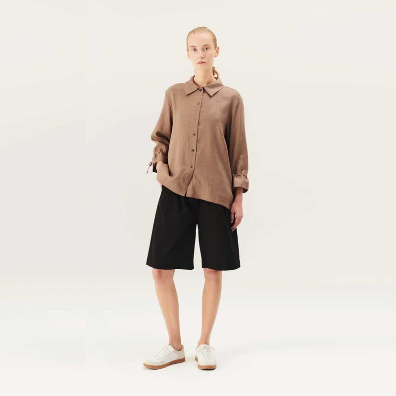 pige i sorte shorts