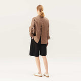 pige i sorte shorts