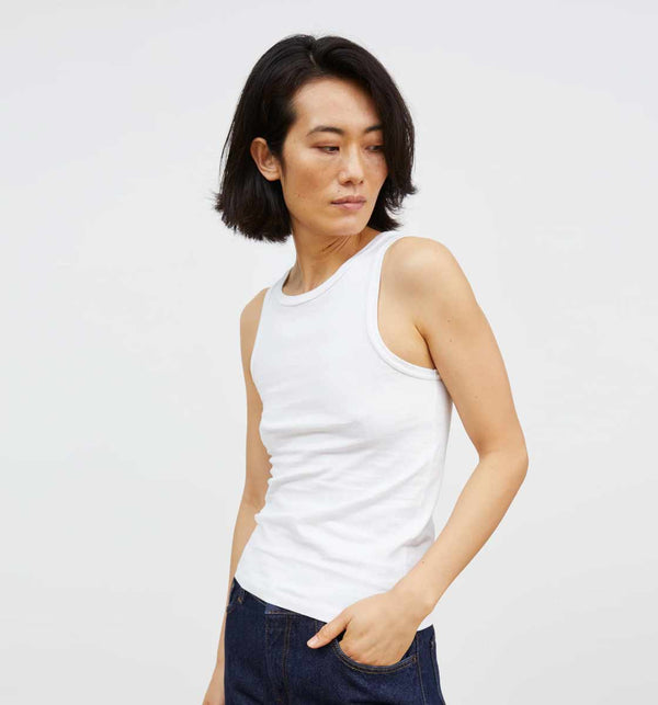 pige i hvid tank top købt i HAUSFRAU