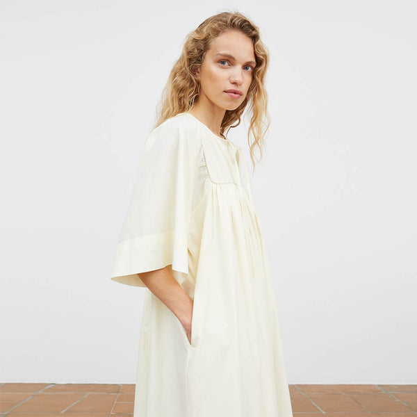 Nadja kjole i buttermilk fra Skall Studio i Hausfrau
