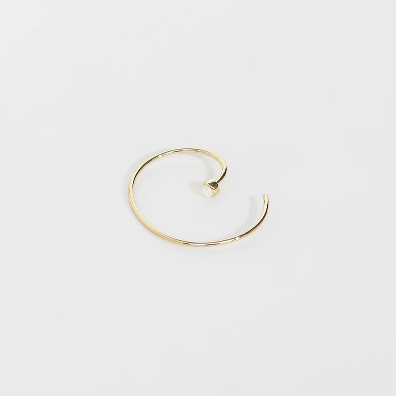 TRINE TUXEN Spiral Ørering, Opal - guld